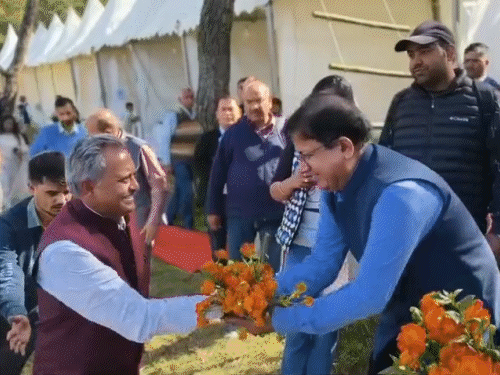 शिमला के जुन्गा में फ्लाइंग फेस्टिवल का शुभारंभ करते हुए सीएम के मीडिया एडवाइजर नरेश चौहान।