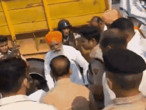 कुरुक्षेत्र में पुलिस की मौजूदगी में चढूनी ने DFSC को मारा थप्पड़। (फाइल फोटो) - Dainik Bhaskar