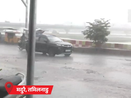 मदुरै में तेज बारिश के कारण लोगों को देखने में भी समस्या हुई।