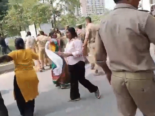 लाठीचार्ज के बाद काफी देर तक अफरा-तफरी का माहौल रहा।