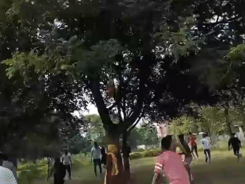 पुलिस ने दौड़ा-दौड़ाकर भीड़ को पीटा। तस्वीर में लोग भागते हुए नजर आ रहे हैं।