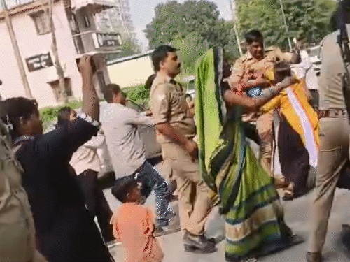 पहले भीड़ और पुलिसवाले की झड़प हुई। इसके बाद भीड़ से महिलाएं आगे आ गईं।