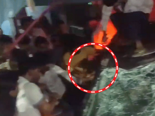 टाटा नेक्सन कार को चला रहे ड्राइवर को लोगों ने खींचकर बाहर निकाला।