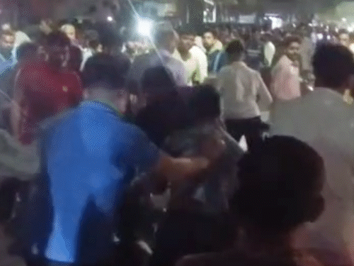 ड्राइवर को कार से बाहर निकाल कर लोगों ने उसकी पिटाई कर दी।