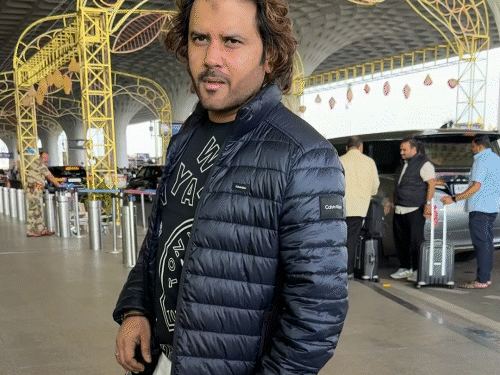 सिंगर जावेद अली भी जैकेट में नजर आए। उन्होंने भी पैपराजी के लिए पोज दिए।