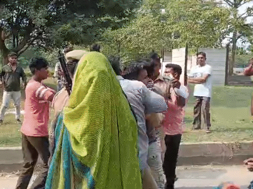 पहले महिलाओं ने पुलिस वालों को पीटा। फिर पुलिस ने लाठीचार्ज कर दिया।