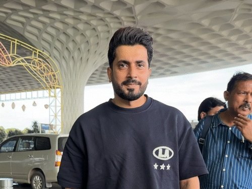 अभिनेता सनी सिंह भी एयरपोर्ट पर नजर आए और उन्होंने भी पैपराजी को पोज दिए।