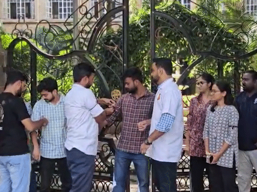 मुंबई के KEM अस्पताल के बाहर शनिवार को डॉक्टर्स ने प्रदर्शन किया।