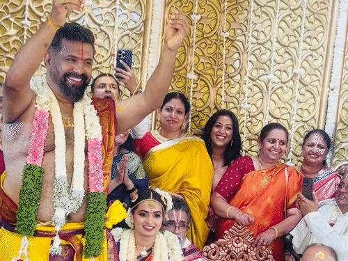 The couple was seen performing wedding rituals.