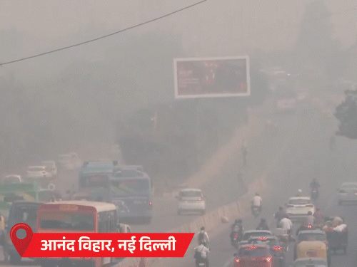 आनंद विहार में स्मॉग छाए रहने से लोगों को आंखों में जलन का सामना करना पड़ा।
