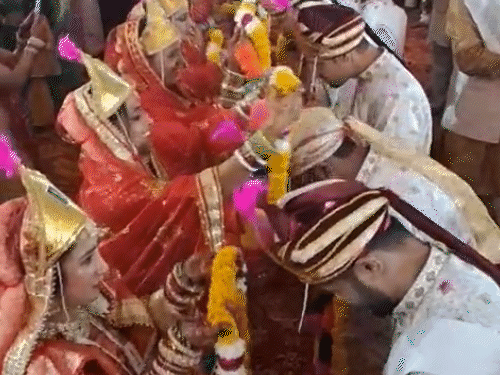 अंतर पट की रस्म की बाद सामूहिक वर माला हुई। पहले दुल्हनों और फिर दूल्हों ने माला पहनाई।