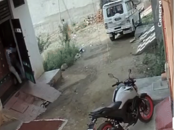 ये 20 अक्टूबर का सीसीटीवी फुटेज हैं, जिसमें आरोपी पीड़ित युवक को घर से बाहर निकाल रहे हैं।