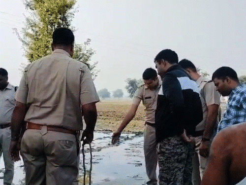 पुलिसकर्मियों ने ग्रामीणों की सहायता से शव को कुएं से बाहर निकाला। - Dainik Bhaskar