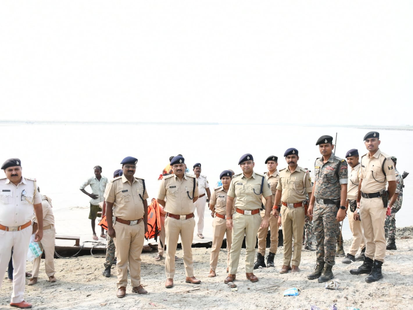 बेतिया पुलिस अधीक्षक डॉ. शौर्य सुमन ने गंडक नदी पार दियारा क्षेत्र का निरीक्षण किया।