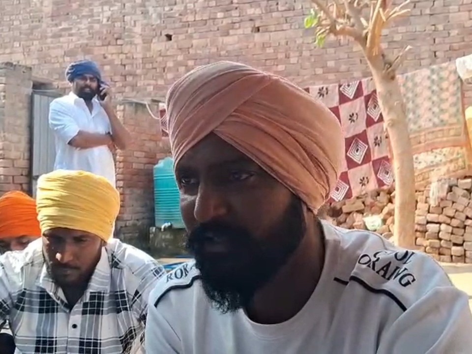 जानकारी देते दूल्हे के भाई मंटू।