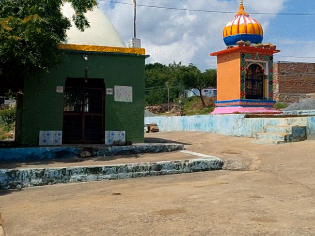 गोंड बाबा के मंदिर के चारों तरफ कागजों में विधायक निधि से बाउंड्री वॉल बनी है, लेकिन मौके पर ये नजर नहीं आती।
