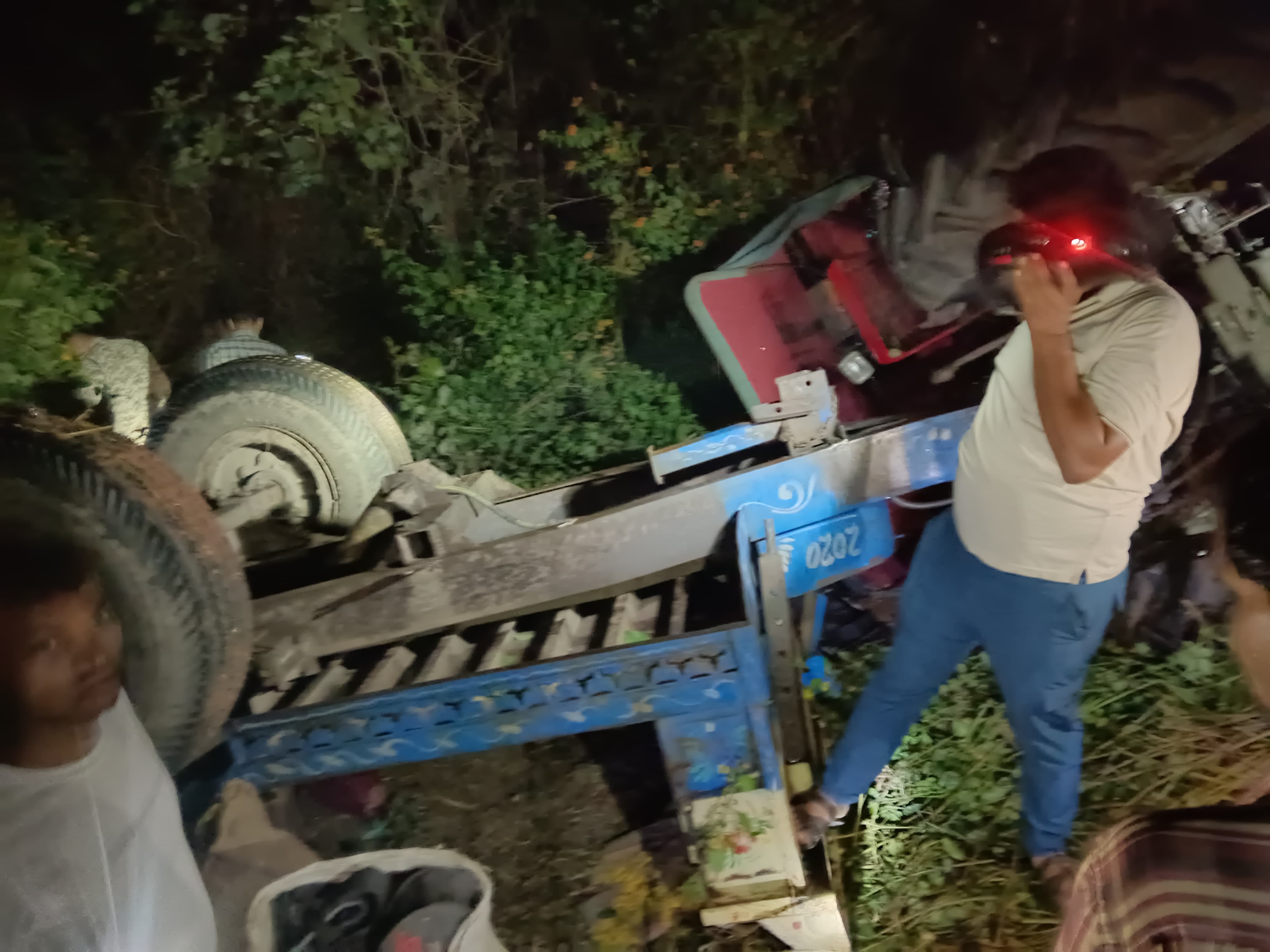 हादसे के बाद ट्रैक्टर-ट्रॉली पलट गए।