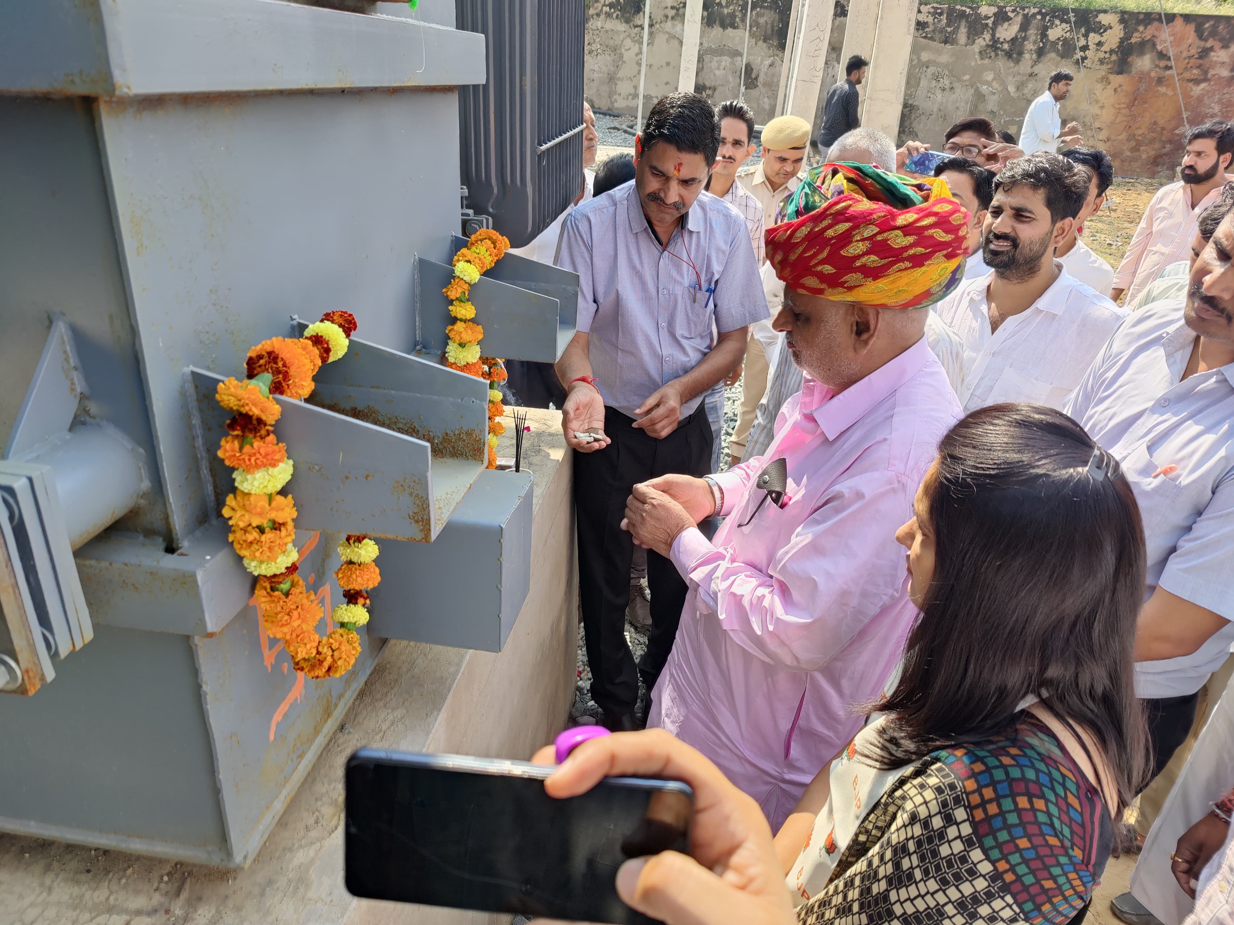 मंत्री खर्रा ने नए बिजली ग्रिड स्टेशन का उद्घाटन किया।