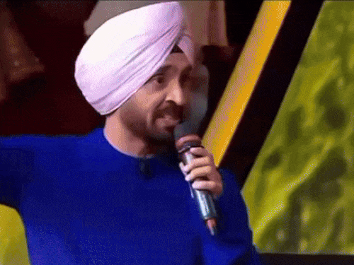 पंजाबी सिंगर दिलजीत मैं हूं पंजाब गाना गाते हुए केबीसी के सेट पर पहुंचे।