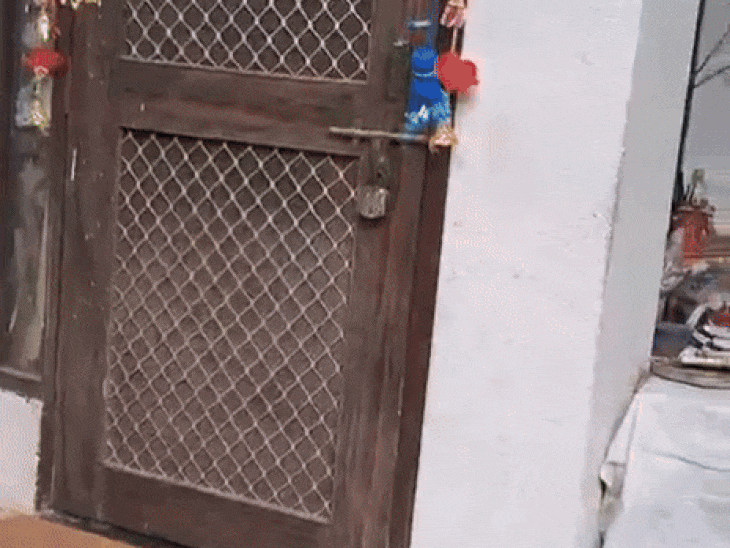 हिना 22 अक्टूबर को कृष्णा के घर पहुंची लेकिन उसके परिवार ने दरवाजे पर ताला लगा दिया।