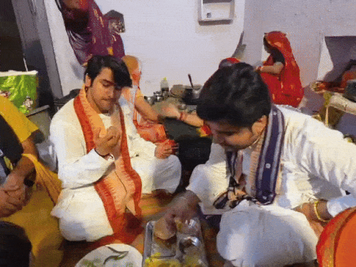 एक थाली में साथ खाना खाते धीरेंद्र शास्त्री और इंद्रेश महाराज।