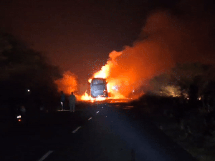 मौके पर पहुंची फायर ब्रिगेड ने आग पर काबू पाने का प्रयास किया, लेकिन पानी खत्म हो गया।