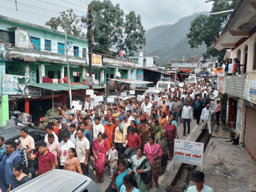 This picture is of October 6 when people had come in large numbers in support of Bhuvan Kathait and Bache Singh who were fasting.