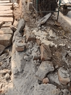 शुक्रवार रात में इसी डिवाइडर से टकराकर सामने के घर में मौजूद लोगों को कार ने रौंदा था।