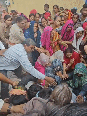 कार की टक्कर से जिनकी मौत हुई, उनकी लाश देखकर महिलाएं बिलख पड़ीं।