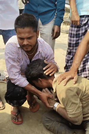 घाट के पास बैठकर रोते कृष्ण के पिता