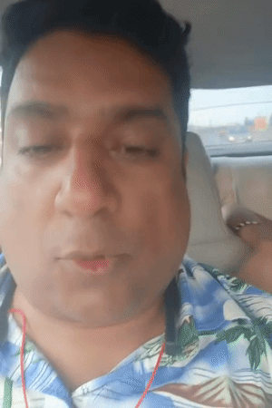 कानपूर येथील कवी हेमंत पांडे हे देखील विमानात अडकले होते. त्यांनी घटनेची माहिती देणारा व्हिडिओ शेअर केला.