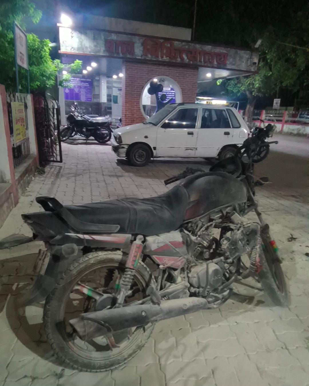 आग बुझाने के बाद बाइक हॉस्पिटल परिसर में ही खड़ी रही।