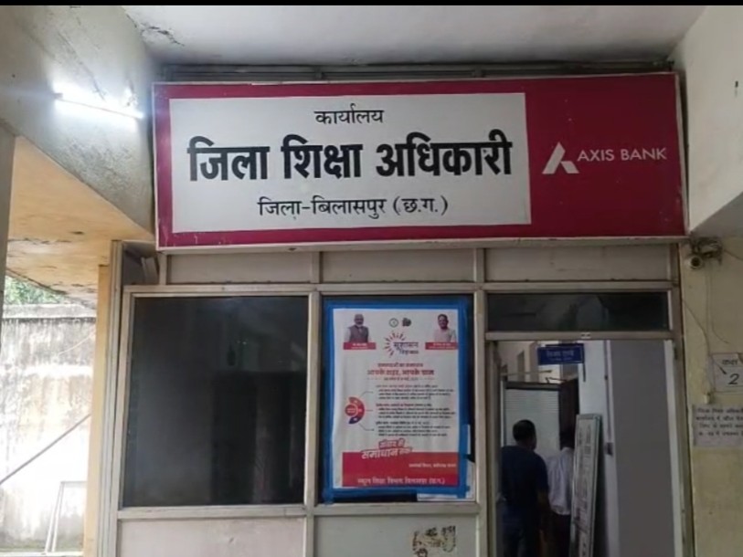 कमीशन मांगने वाले क्लर्क को DEO ने बहाल कर दिया है। - Dainik Bhaskar