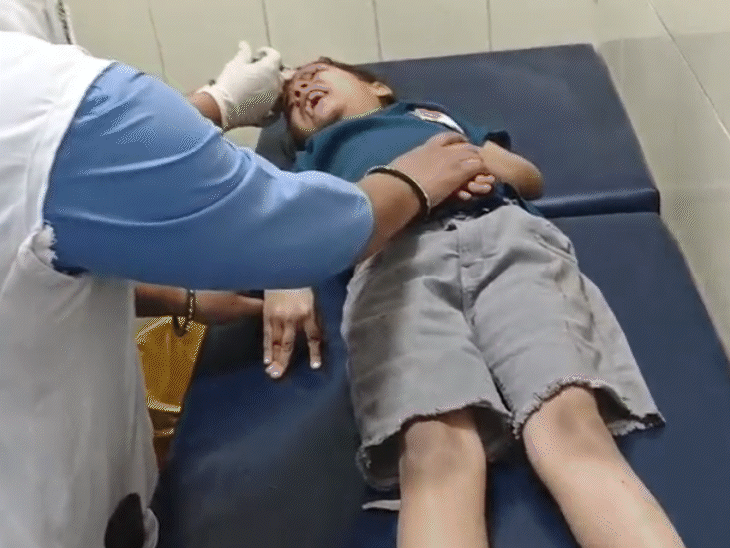 खाटूश्यामजी उपजिला अस्पताल में 9 वर्षीय वेदनी को भर्ती कराया।