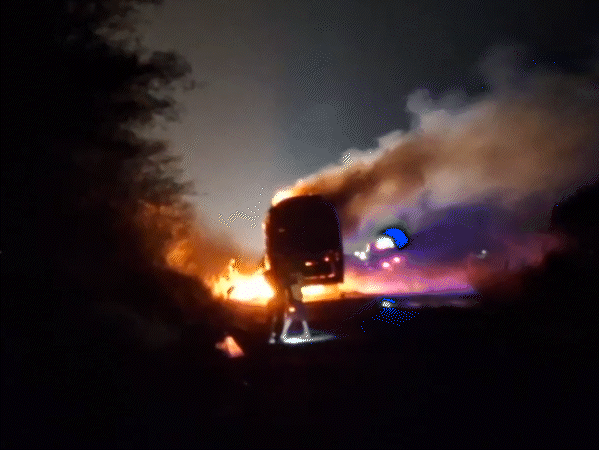 कुछ यात्री गेट तो कुछ यात्रियों को खिड़की के कांच तोड़कर बाहर निकाला गया।