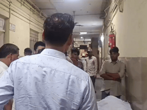 डॉक्‍टर्स ने अस्‍पताल पहुंचते ही छात्रा को मृत घोषित कर दिया।