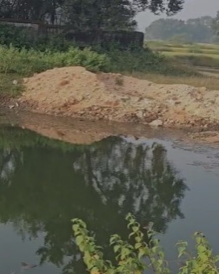 बच्चे का शव पानी भरे गड्ढे में डूबा मिला।