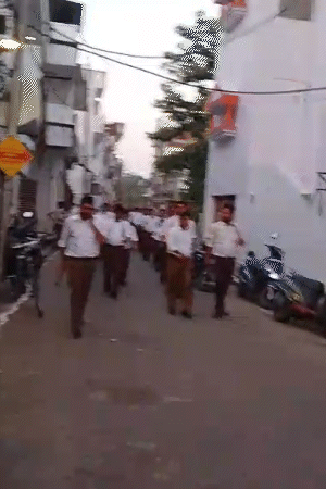 संघ कई जगहों पर पथ संचलन निकाल रहा है।