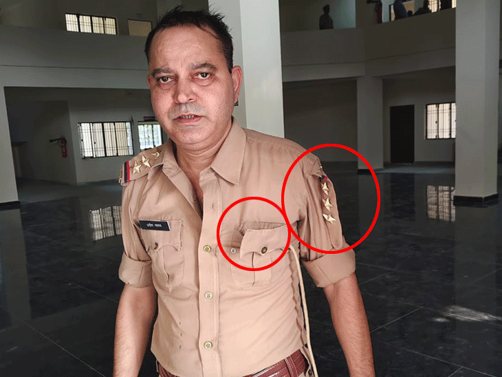 मारपीट में 10 से अधिक पुलिसवालों को चोट आई है। कई पुलिसवालों की वर्दी भी फट गई है।