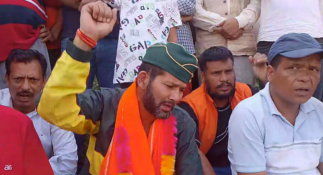 This picture is of October 2 when Bhuvan Kathait had announced the fast.