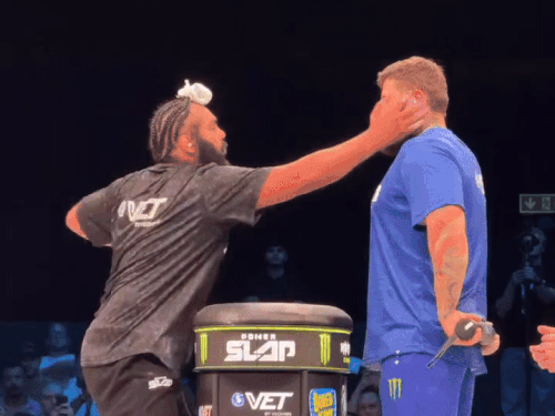 पावर स्लैप कंपीटिशन में रशियन प्लेयर को थप्पड़ मारता भारत का जुझार सिंह। - Dainik Bhaskar