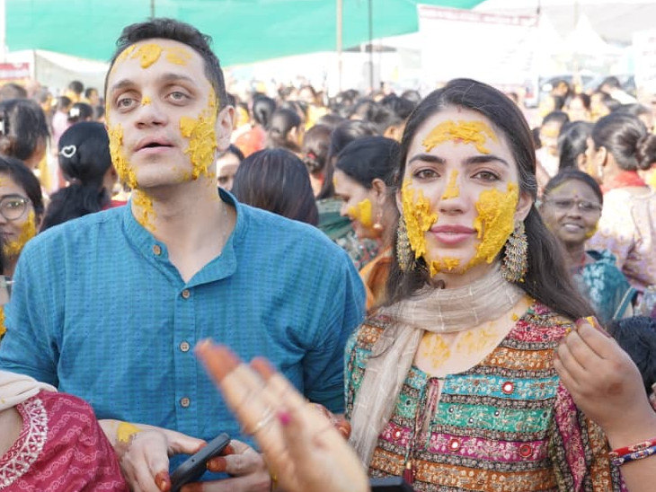 हल्दी समारोह के लिए भारतीय परिधानों में पहुंचे विदेशी जोड़े।
