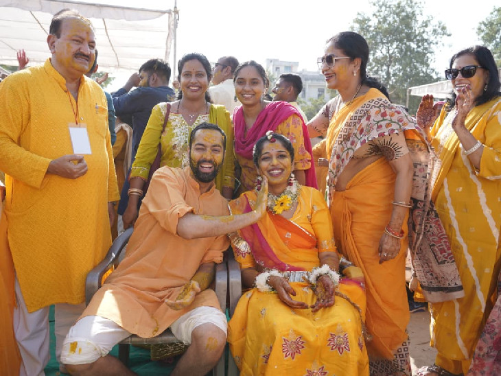जोड़ों के साथ उनके परिवार वाले भी हल्दी समारोह में शामिल हुए।