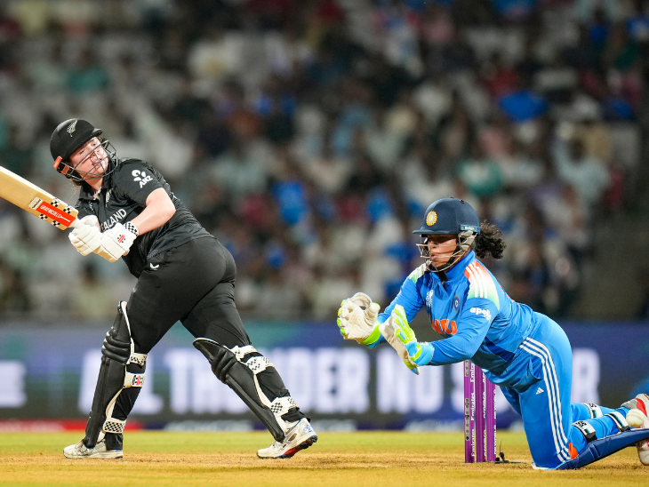 न्यूजीलैंड के खिलाफ लेग साइड की बॉल पकड़ते समय ऋचा घोष चोटिल हो गईं थीं।