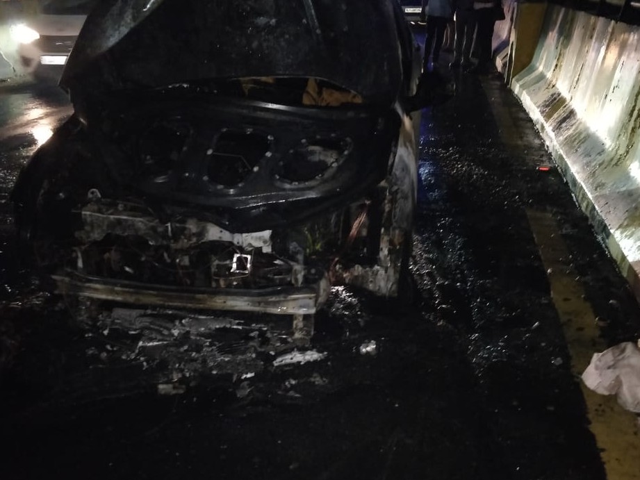 A moving car caught fire on the Bharat Jodo Setu elevated road.