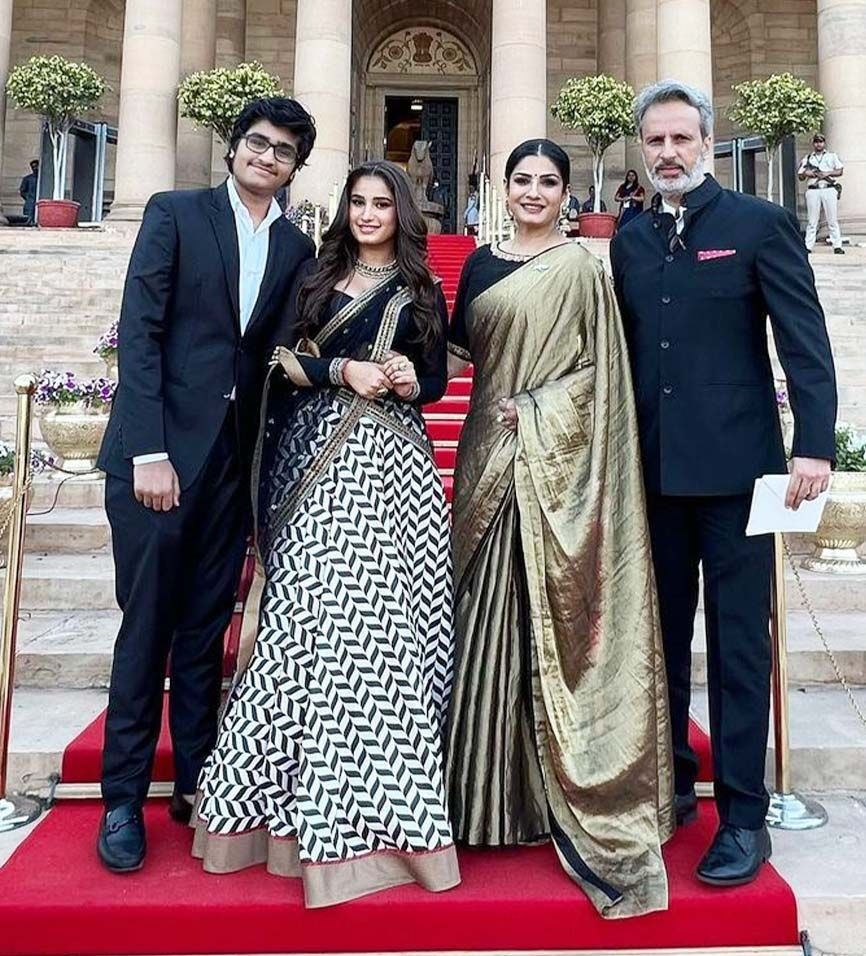 रवीना पति अनिल थडानी और दोनों बच्चों के साथ।