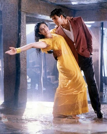 टिप टिप बरसा पानी गाने का एक सीन।