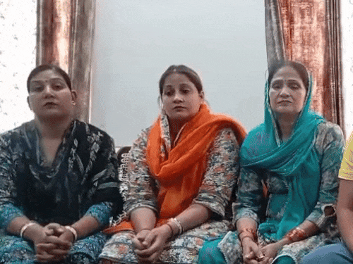 एसएसओ भूषण कुमार का परिवार  जानकारी देता हुआ। - Dainik Bhaskar