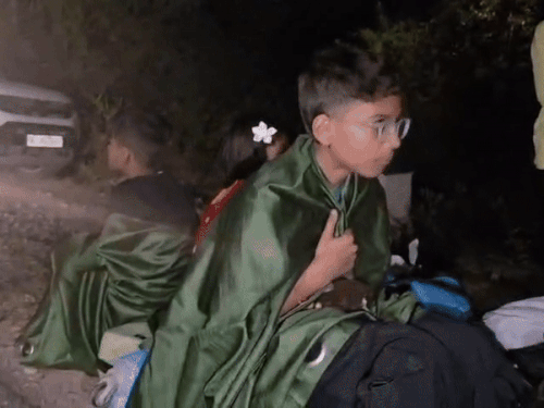 सीकर जिला मुख्यालय से करीब 33 किमी दूर दादिया इलाके में कार में आग लगने के बाद उसमें सवार 6 लोगों को सुरक्षित निकाल लिया गया था। सीकर-झुंझुनूं स्टेट हाईवे किनारे परिवार के लोग कुछ इस तरह बैठे रहे।