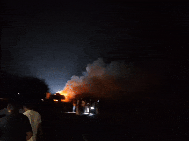 बस में आग लगने की सूचना मिलने पर दो थानों की पुलिस मौके पर पहुंची।